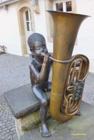 Bild zu Bronze-Skulptur »Junge mit Tuba«