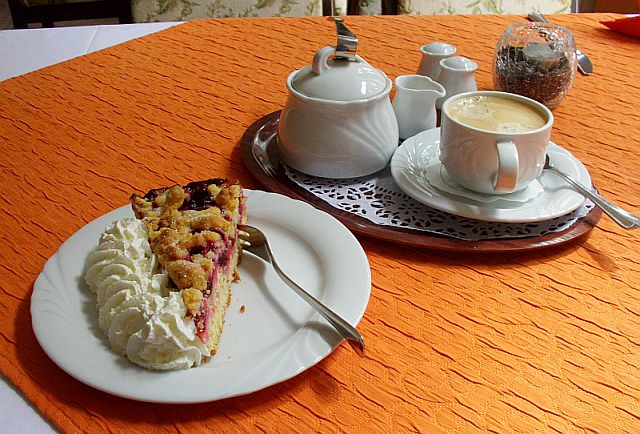 Restaurant Waldschlößchen in Klasdorf bei Baruth - Selbstgebackener Pflauenstreuselkuchen (1,80 €) und Tasse Kaffee (1,50 €)