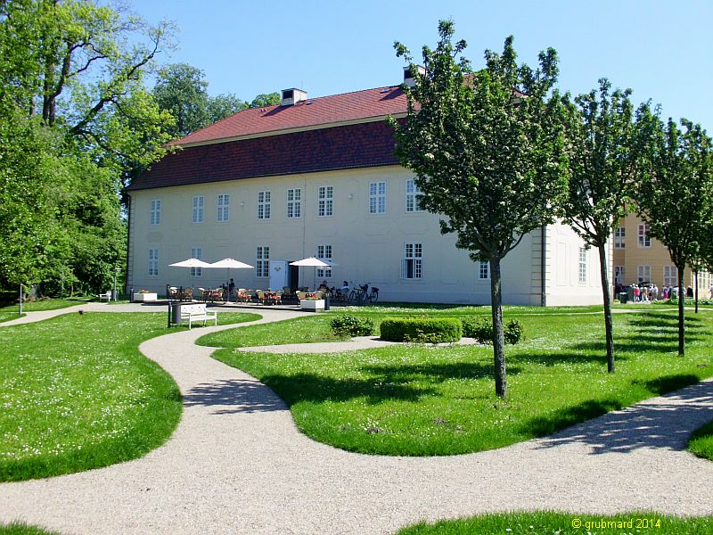Drei-K&ouml;niginnen-Palais (Ehem. Cavalierhaus) auf der Schlossinsel Mirow (Seeseite)