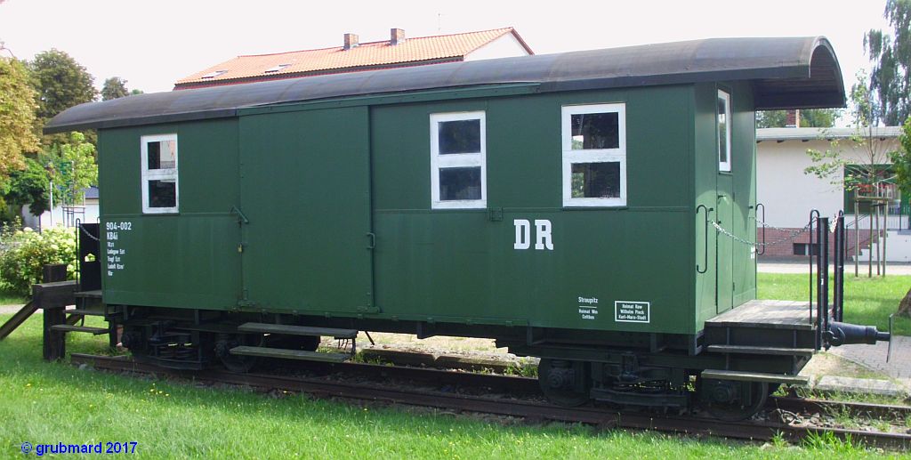 Wagon der Spreewaldbahn vor der Touristinformation