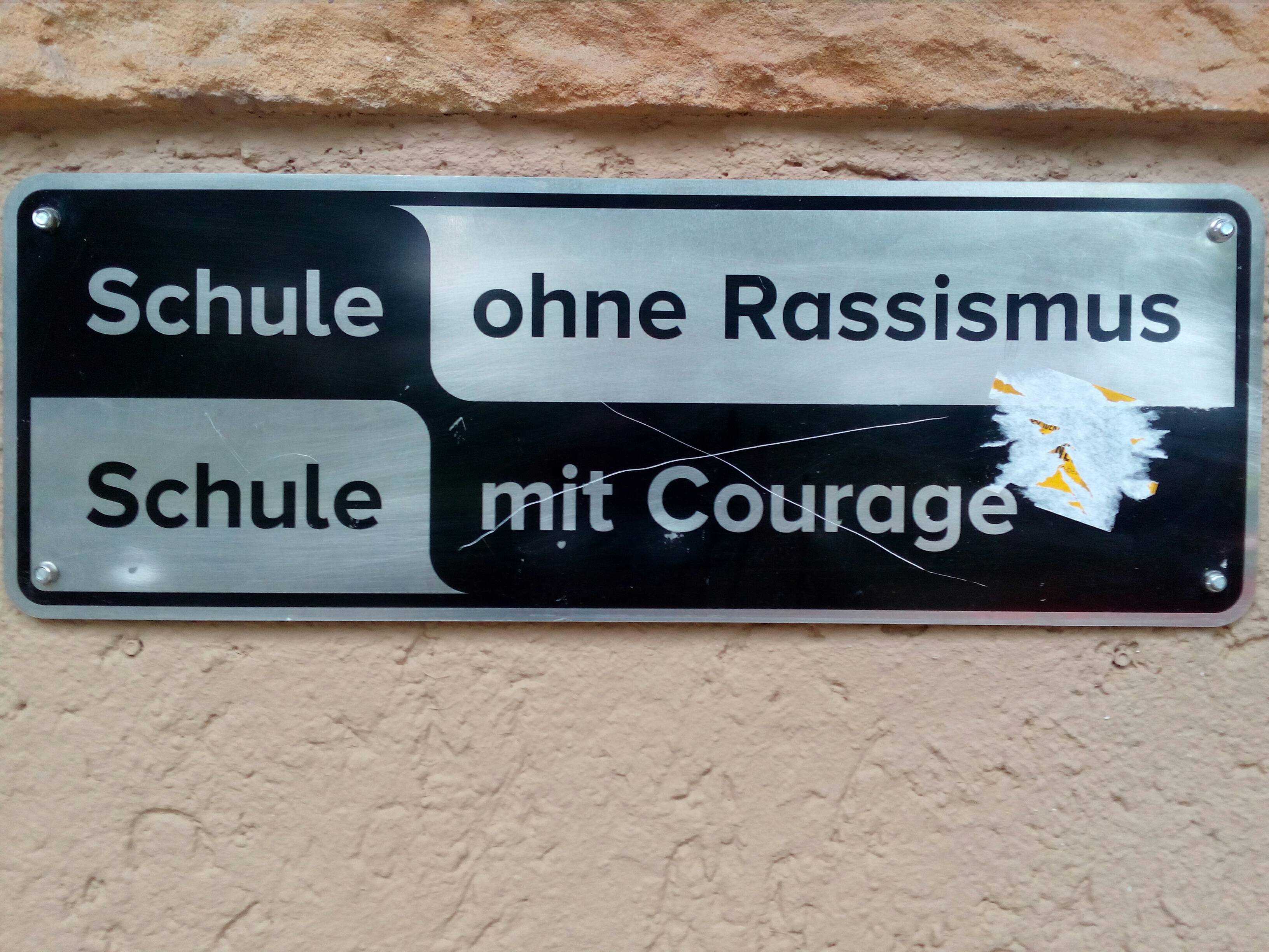 Am Eingang der B&ouml;lsche-Schule in Friedrichshagen