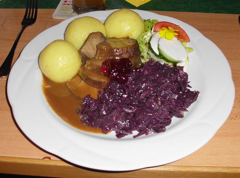 Sauerbraten mit Klößen und Rotkohl (15,90 €)