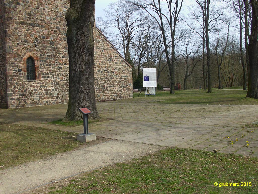 Die Bodenplatten markieren die ursprüngliche Bebauung mit Sakristei, Kreuzgang und Kapitelsaal. Hinten links die Klosterkirche