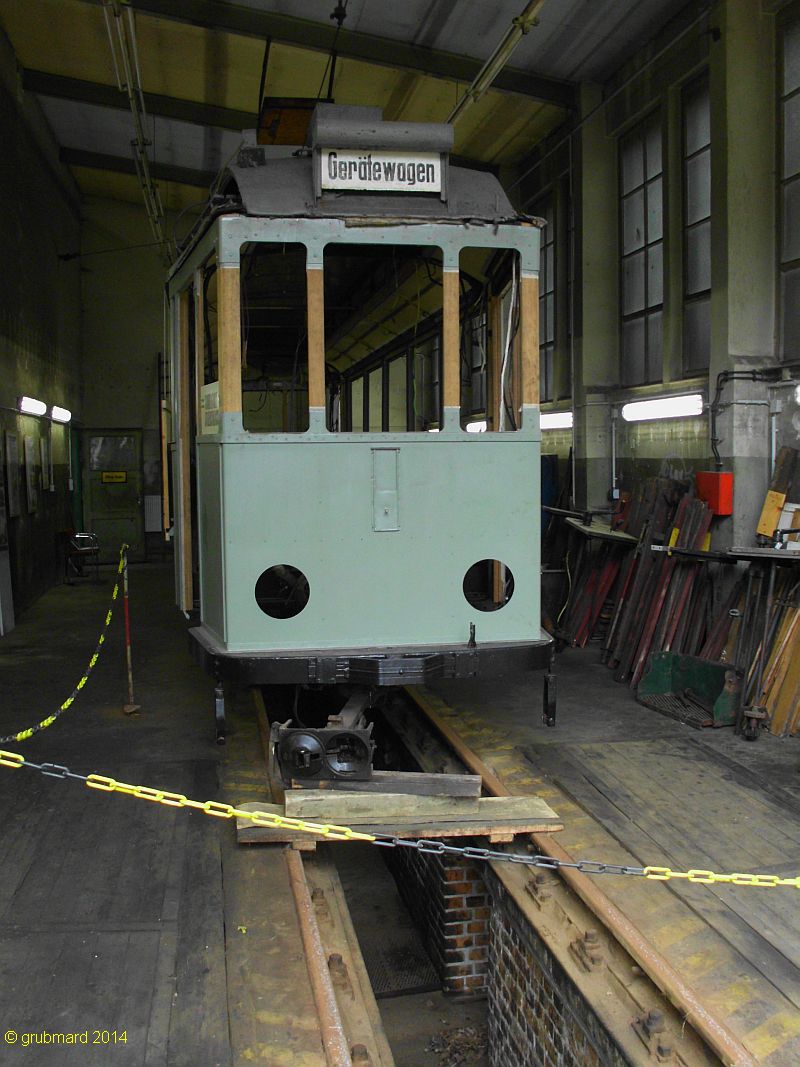 Wiederaufbau eines historischen Gerätewagen in der Werkstatthalle der SRS