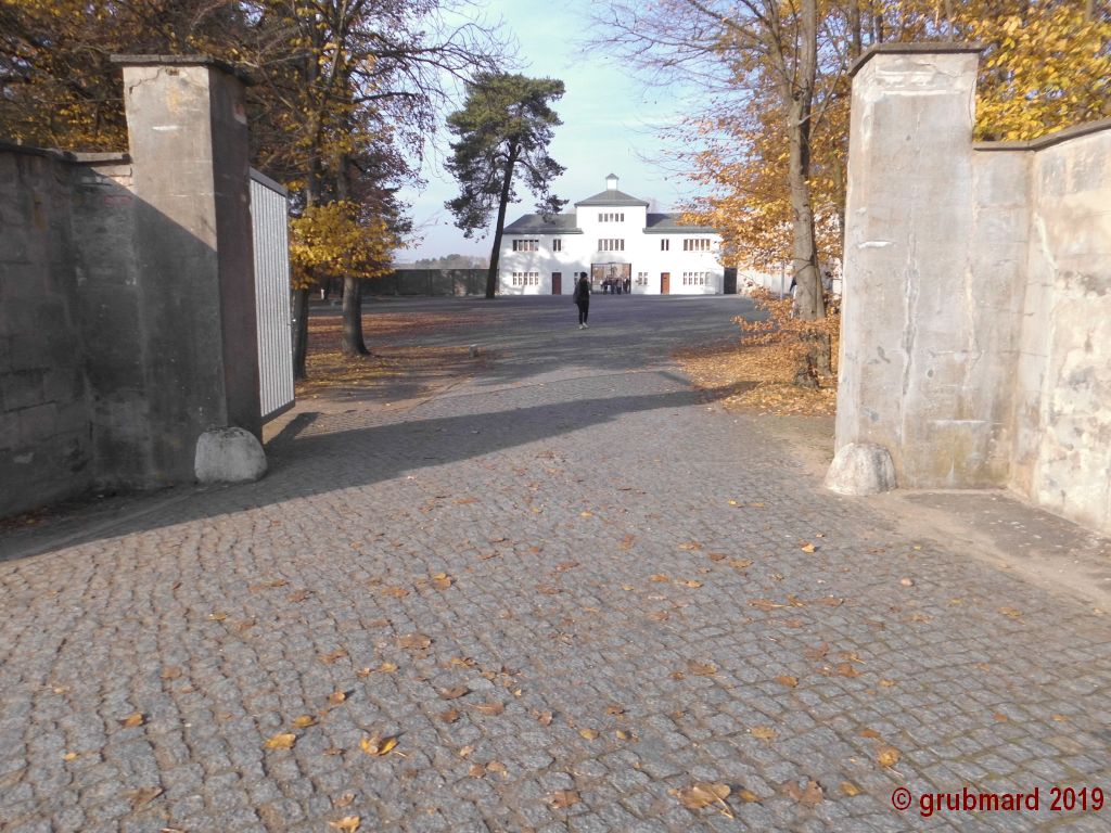 Eingang zur ehemaligen Lagerkommandantur, hinten das Torhaus zum Häftlingslager