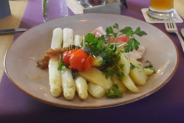 Spargel mit Schwarzwälder Schinken (14,90 €)