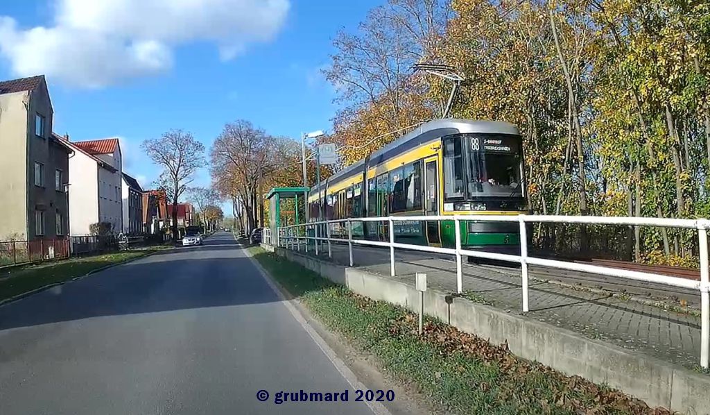 Stra&szlig;enbahnzug der Linie 88 an der Endhaltestelle Alt R&uuml;dersdorf