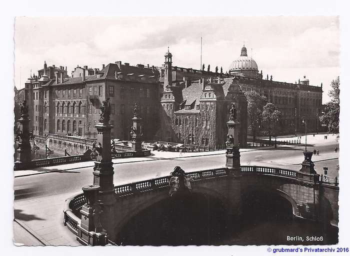 Nord- und Ostseite mit Schlossapotheke und Schlossbrücke vor 1939. (Postkarte aus meiner Privatsammlung)