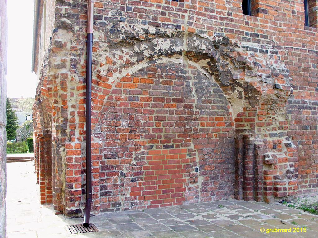 Anbauspuren der Kirchenvorhalle am Konversen-Dormitorium, links Spuren des Kreuzgangs
