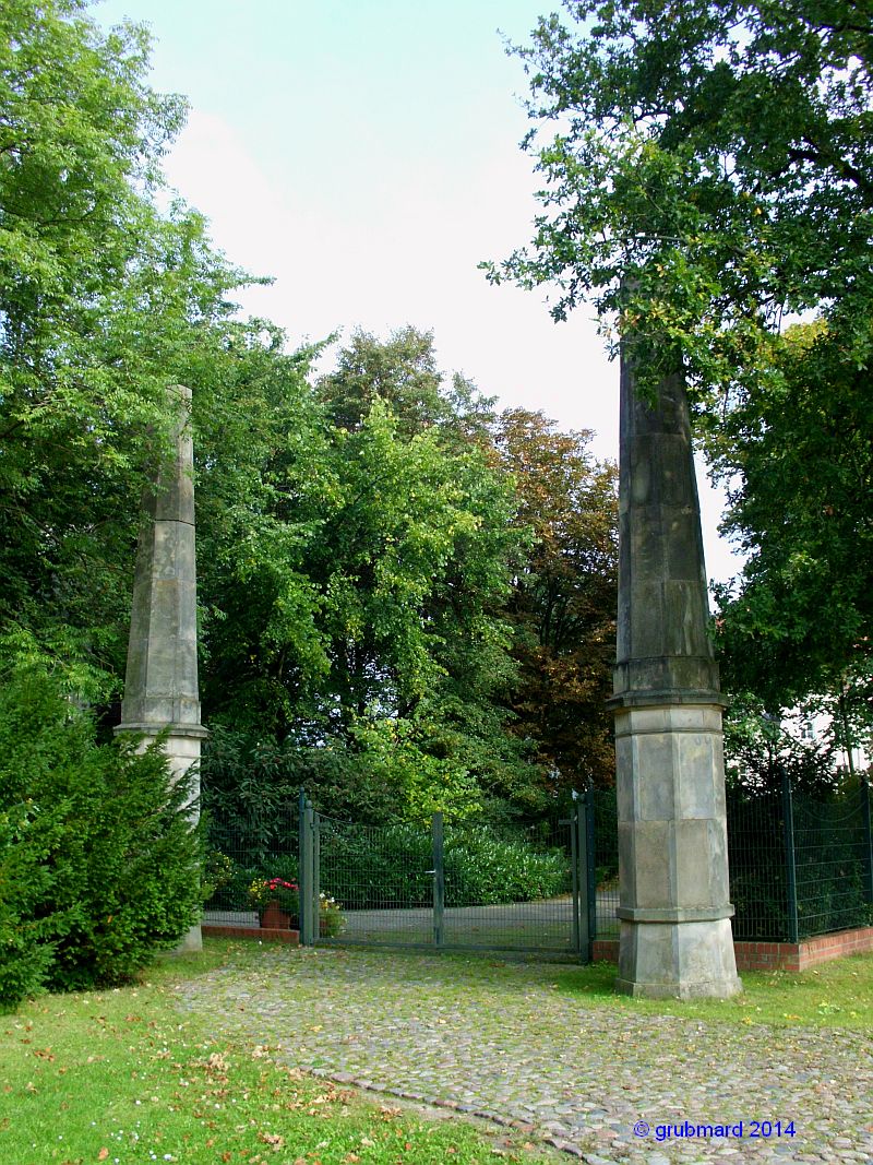 Deutsche Richterakademie Wustrau - Obelisken am ehemaligen Eingang zum Schlo&szlig;park Wustrau