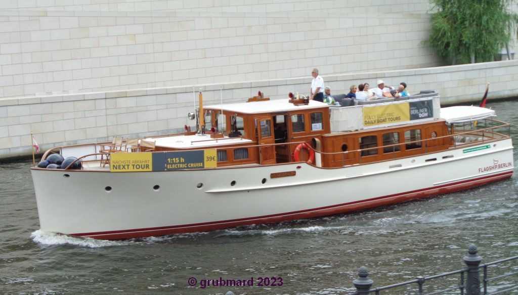 Motoryacht 'Fitzgerald' auf der Spree Höhe Humboldt Forum Berlin