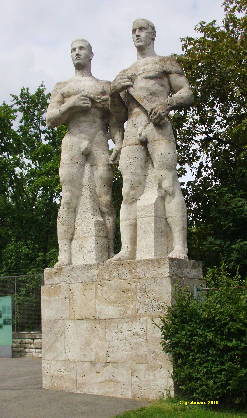 Kolossalskulptur Stafettenl&auml;ufer von Karl Albiker (1936) an der Nordostseite des Eingangs zum Olympiastadion