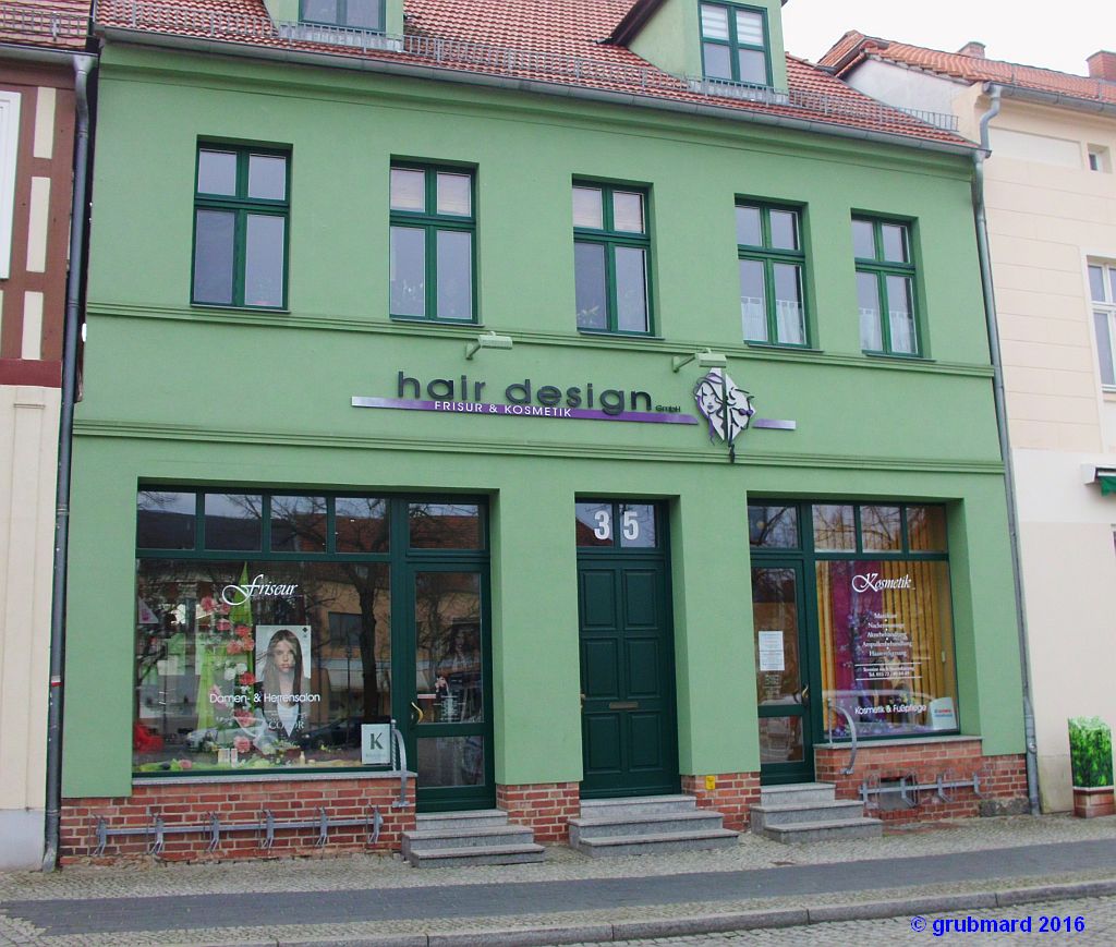 Eine Firma - 2 Geschäfte im gleichen Haus: links der Friseursalon, rechts Kosmetik- u. Fußpflegestudio