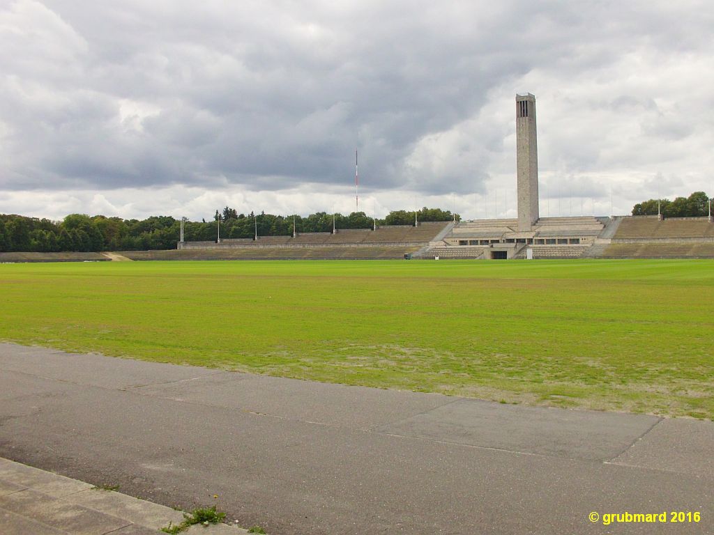 Blick vom Olympiastadion &uuml;bers Maifeld zum Glockenturm