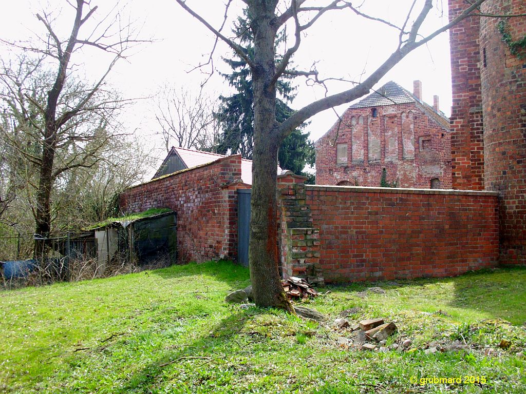 Links Reste der Klostermauer, im Hintergrund Neues Gästehaus, im Vordergrund Klostermauerreste