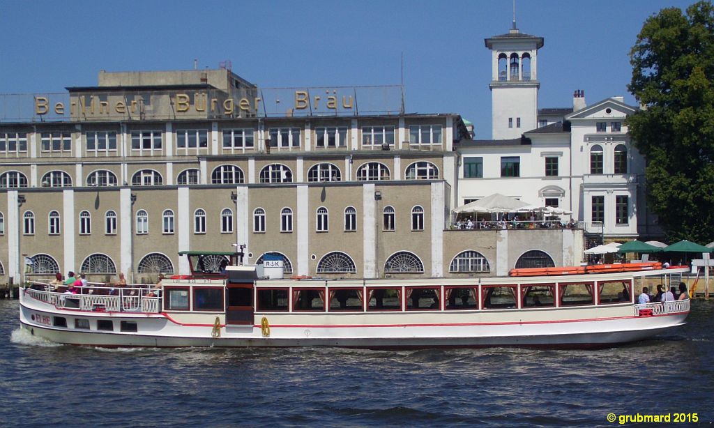 MS "Elbe" von 1926 der Reederei Kutzker auf der Spree vor der ehemaligen "Berliner Bürgerbräu"-Brauerei in Friedrichshagen