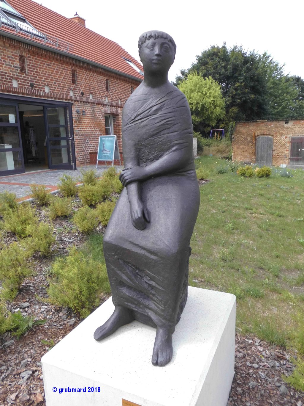 Vor dem Museum: Gustav Seitz - Junge ruhende Sappho - Bronze - 1965