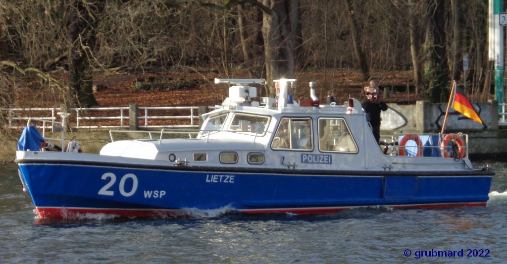 Polizeiboot "WSP 20 Lietze" der Wasserschutzpolizei Mitte bei der Einfahrt zum Müggelsee