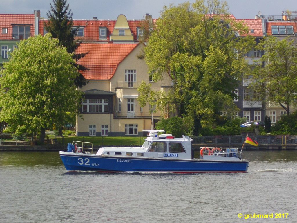 Polizeiboot -WSP 32 Eisvogel- der Berliner Wasserschutzpolizei auf der Dahme in Köpenick