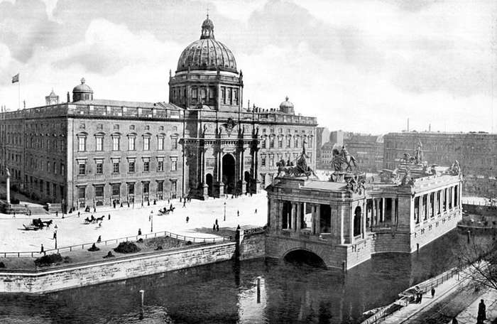 Berliner Stadtschloß (Westfassade mit Eosanderportal) und Kaiser-Wilhelm-Nationaldenkmal um 1900 (Quelle:  Wikimedia Commons - public domain)