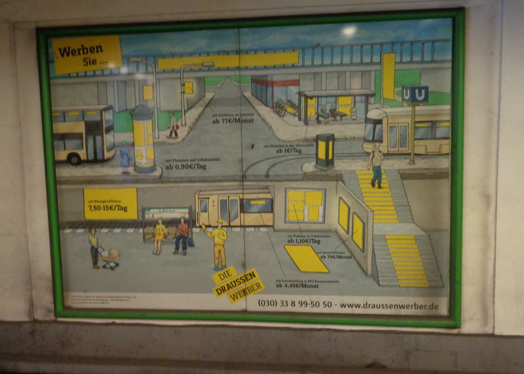 Eigenwerbung im U-Bahnhof Reinickendorfer Straße in Berlin