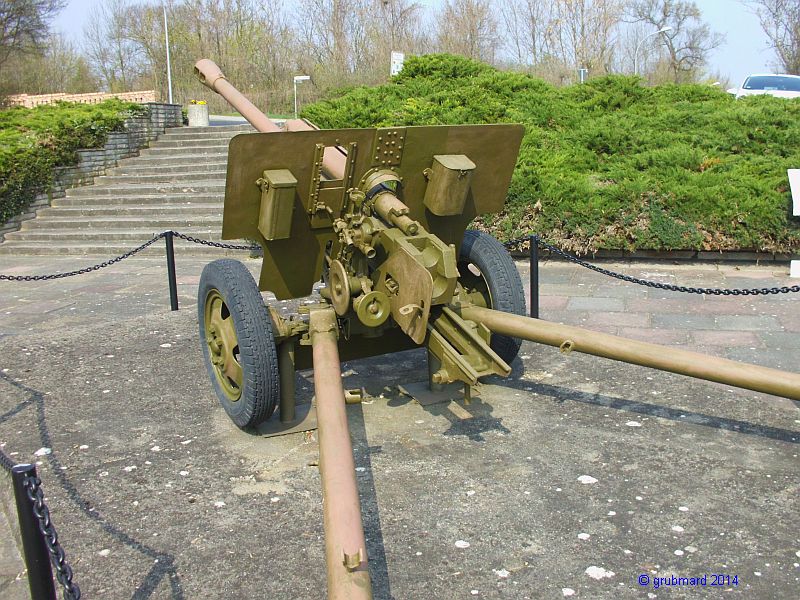 Gedenkstätte Seelower Höhen: Sowjetische 76mm-Kanone ZIS-3 Modell 1942 (103.000 Stück gebaut zwischen 1942 und 1946)
