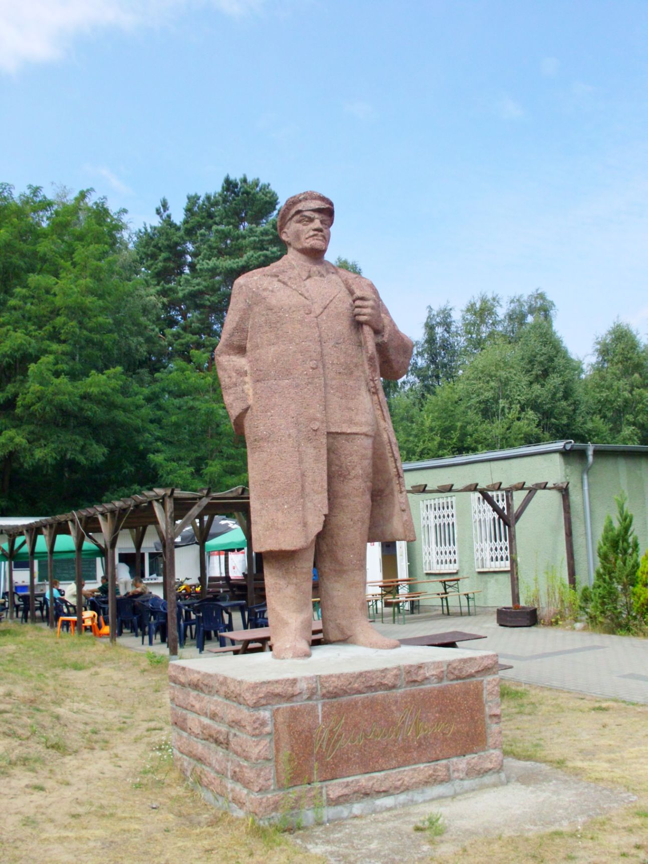 Lenin-Denkmal des sowjetischen Stützpunkts vorm Imbiss