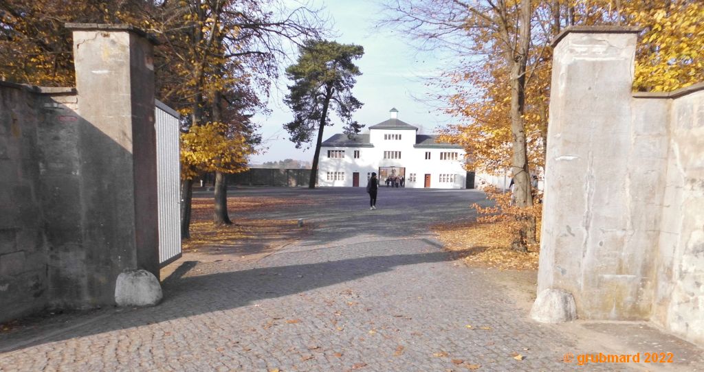 Einfahrt zur Kommandantur, im Hintergrund Eingang zum Häftlingslager