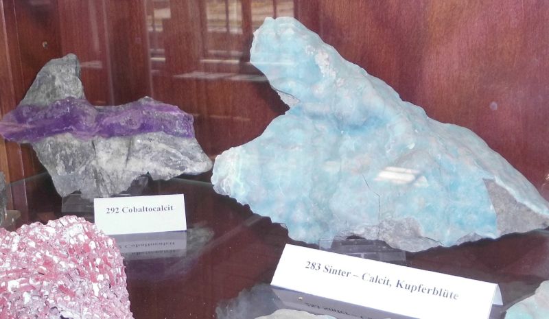 Mineraliensammlung - Cobaltocalcit , Sintercalcit - Kupferbl&uuml;te (v. li)