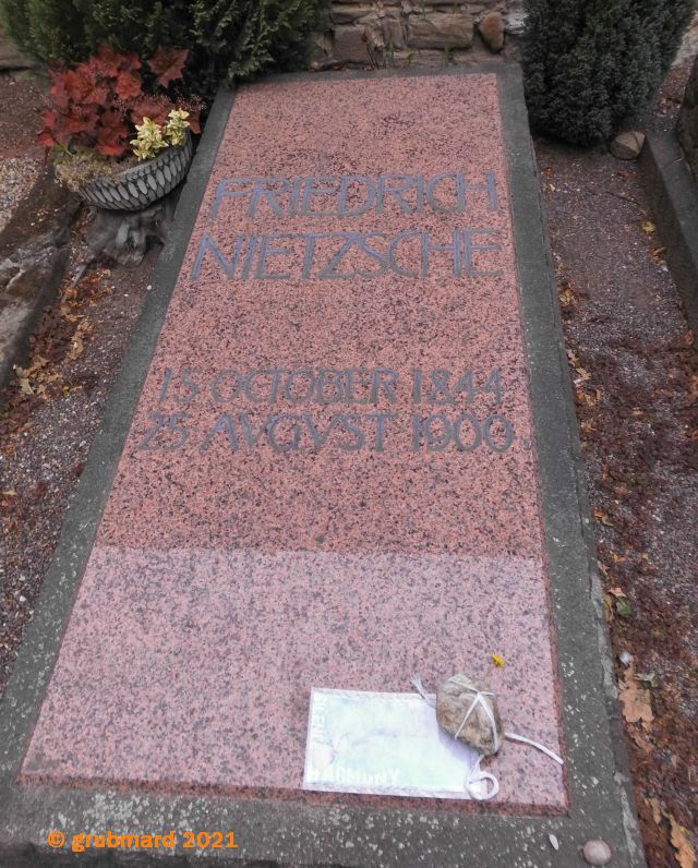 Nietzsches Grab auf dem Kirchhof R&ouml;cken