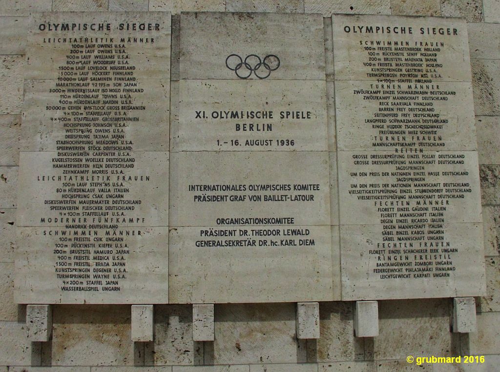Nördliche Gedenktafel am Marathontor des Berliner Olympiastadions