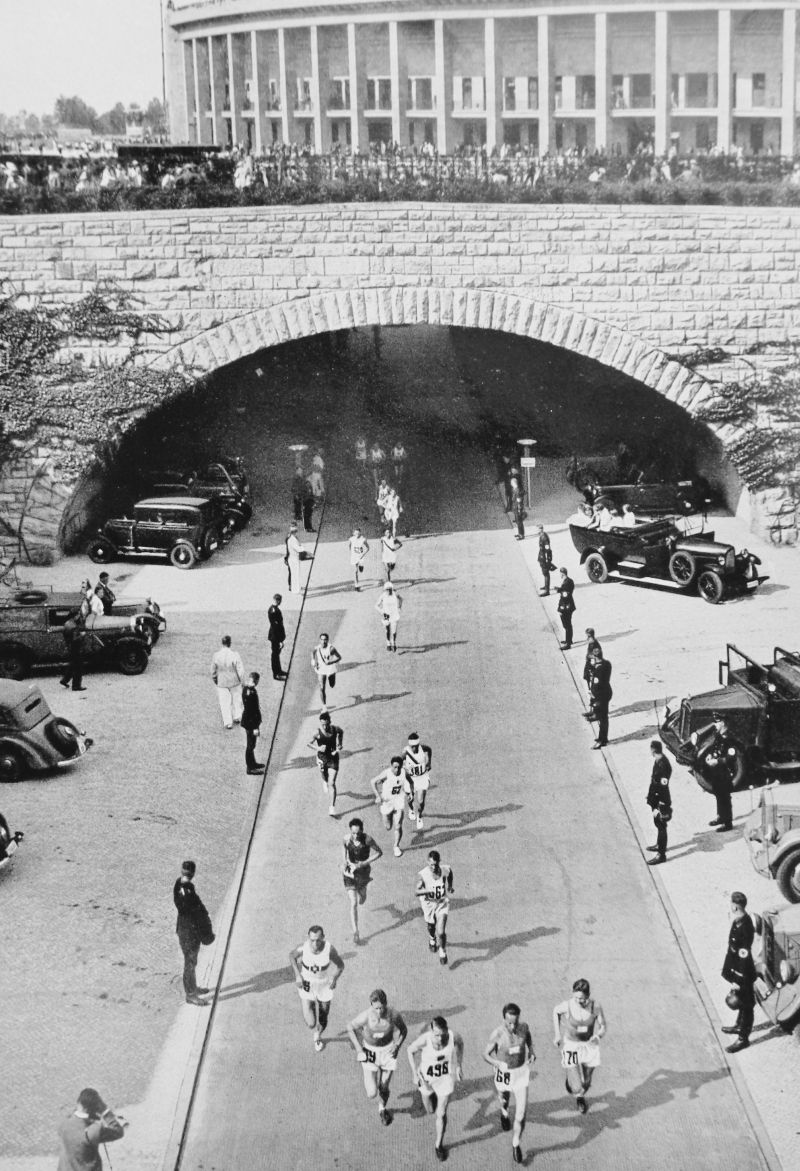 Die olympischen Marathonläufer verlassen 1936 das Stadion durch den Stadiontunnel