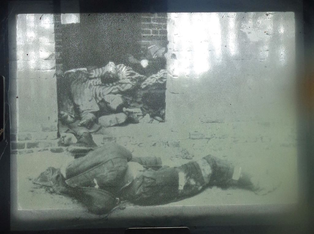 Aufnahme der US-Army der Waschbaracke vom Mai 1945 in einem der Tageslichtdiabetrachter