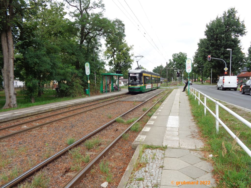 Schöneicher-Rüdersdorfer Straßenbahn - Einfahrender Zug in die Haltestelle Schöneiche/Grätzwalde