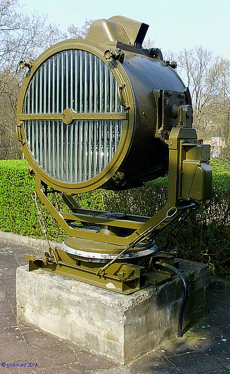 Gedenkstätte Seelower Höhen: Sowjetischer Scheinwerfer Typ APM-90 zur Flugfeldbeleuchtung (Baujahr nach 1945, diente der Beleuchtung des Denkmals)
