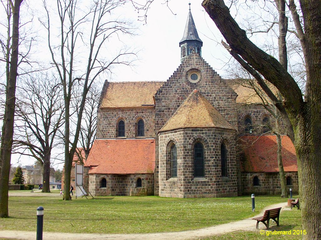 Klosterkirche, auf der Rasenfläche davor befand sich der ehemalige Klosterfriedhof