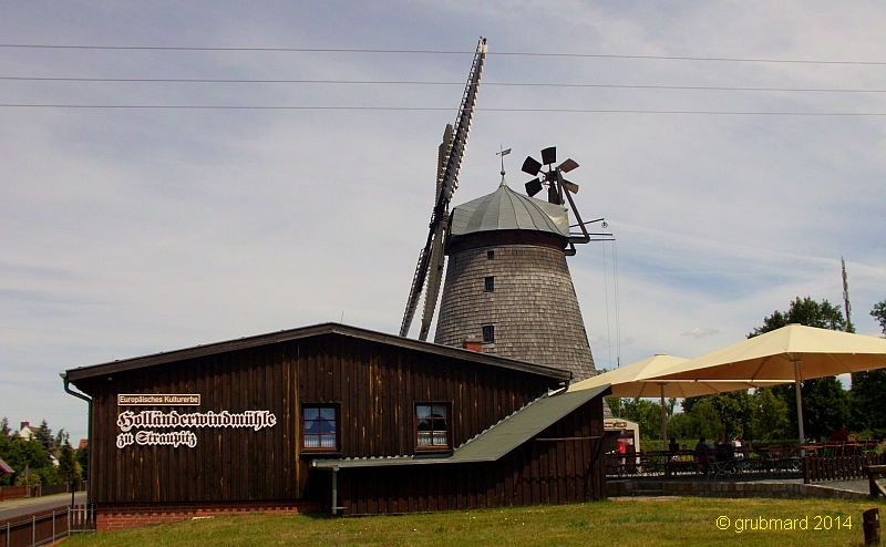 Technisches Denkmal Holländerwindmühle Straupitz mit neuem Müllerhaus