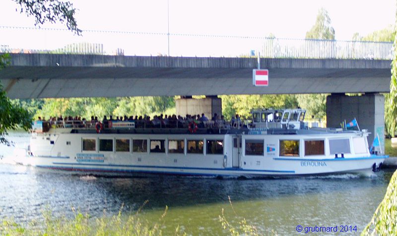 MS "Berolina" (ex Weiße Flotte Berlin DDR) der Stern und Kreisschifffahrt Berlin auf der Spree an der Allendebrücke in Berlin-Köpenick
