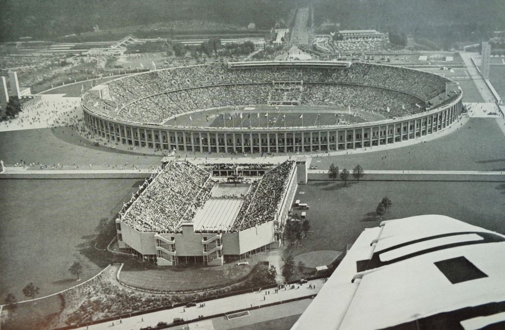 Olympiastadion und olympisches Schwimmstadion (vorn) 1936