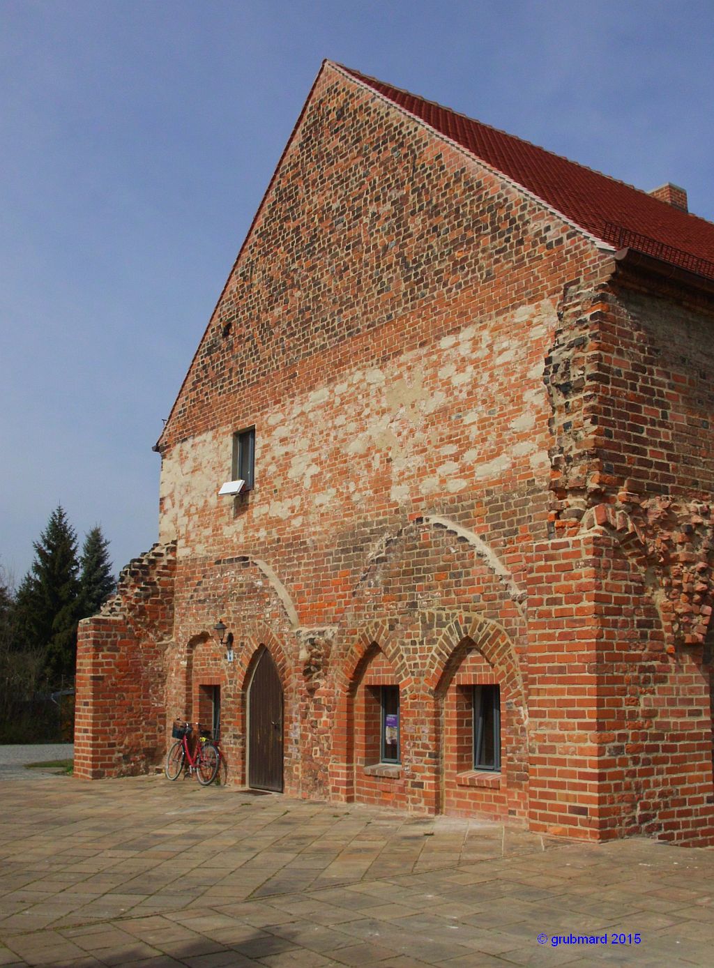 Südseite des Konversen-Dormitoriums mit Spuren des angebauten Konversen-Refektoriums, die Bodenplatten markieren die ursprüngliche Bebauung