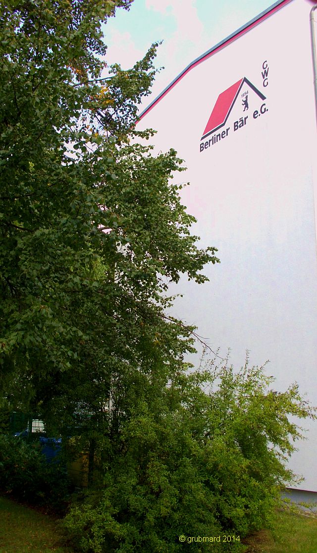 Logo der GWG "Berliner Bär" an einer Hausfassade in Berlin-Friedrichshagen
