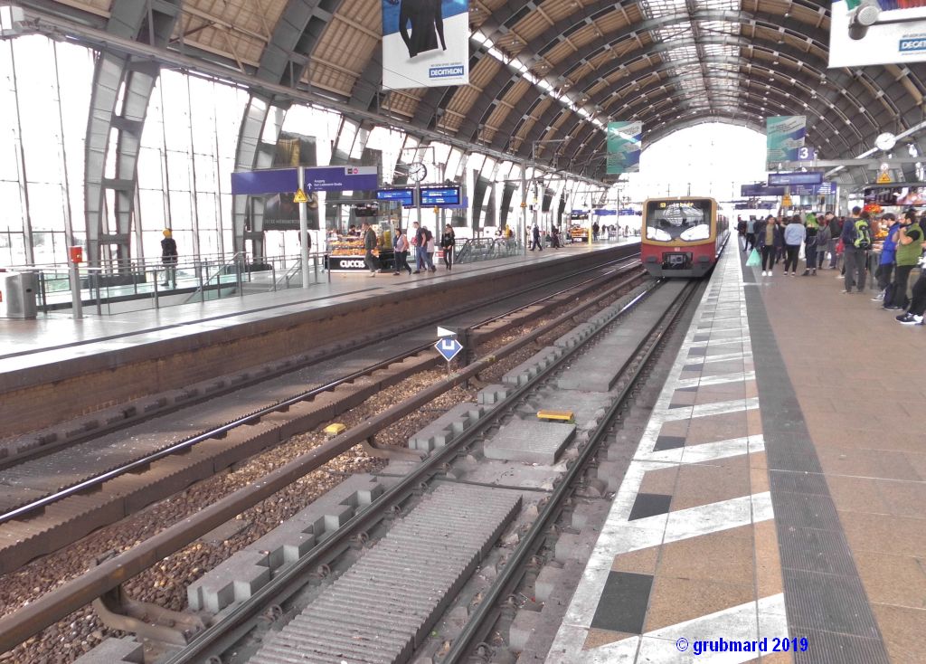 Bahnhof Alexanderplatz - einfahrende S-Bahn S3 nach Erkner