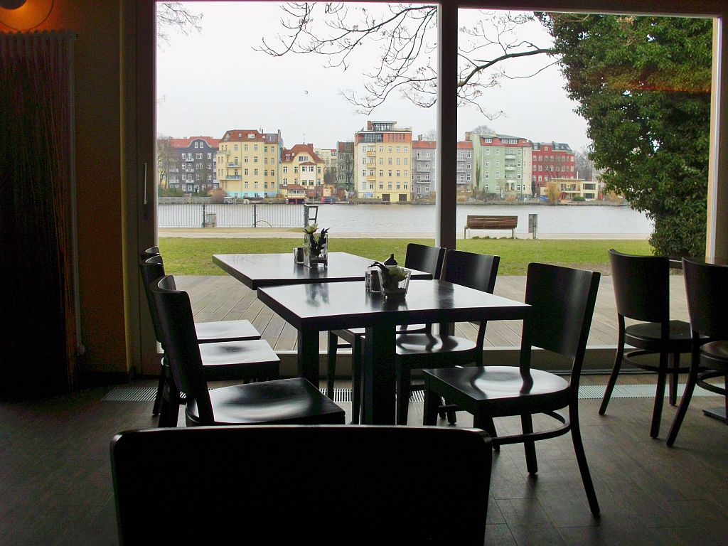 Blick aus dem Gastraum auf die Dahme