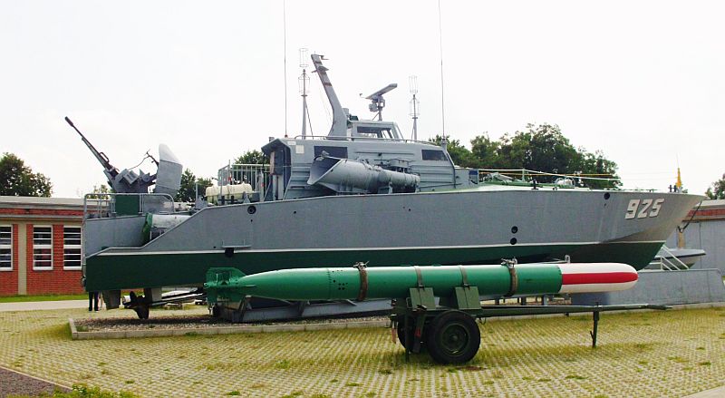 Torpedoschnellboot 925 Typ Libelle der Volksmarine mit Minenabwurfeinrichtung, davor ein Übungstorpedo 53,3 cm