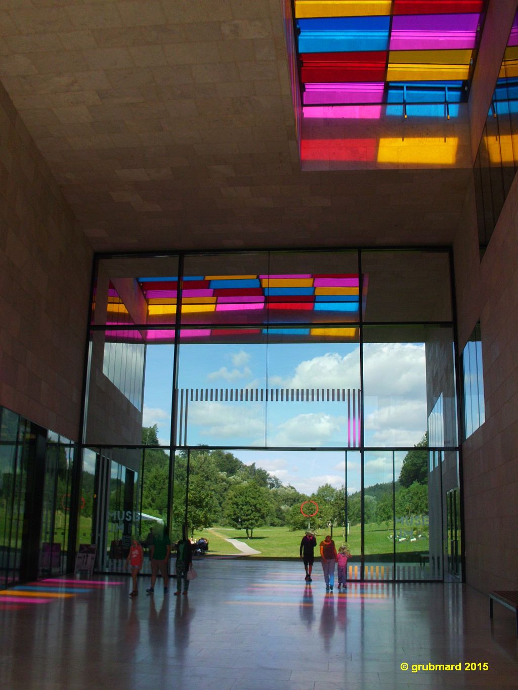 Farbenspiele im Foyer des Besucher- u. Ausstellungszentrums