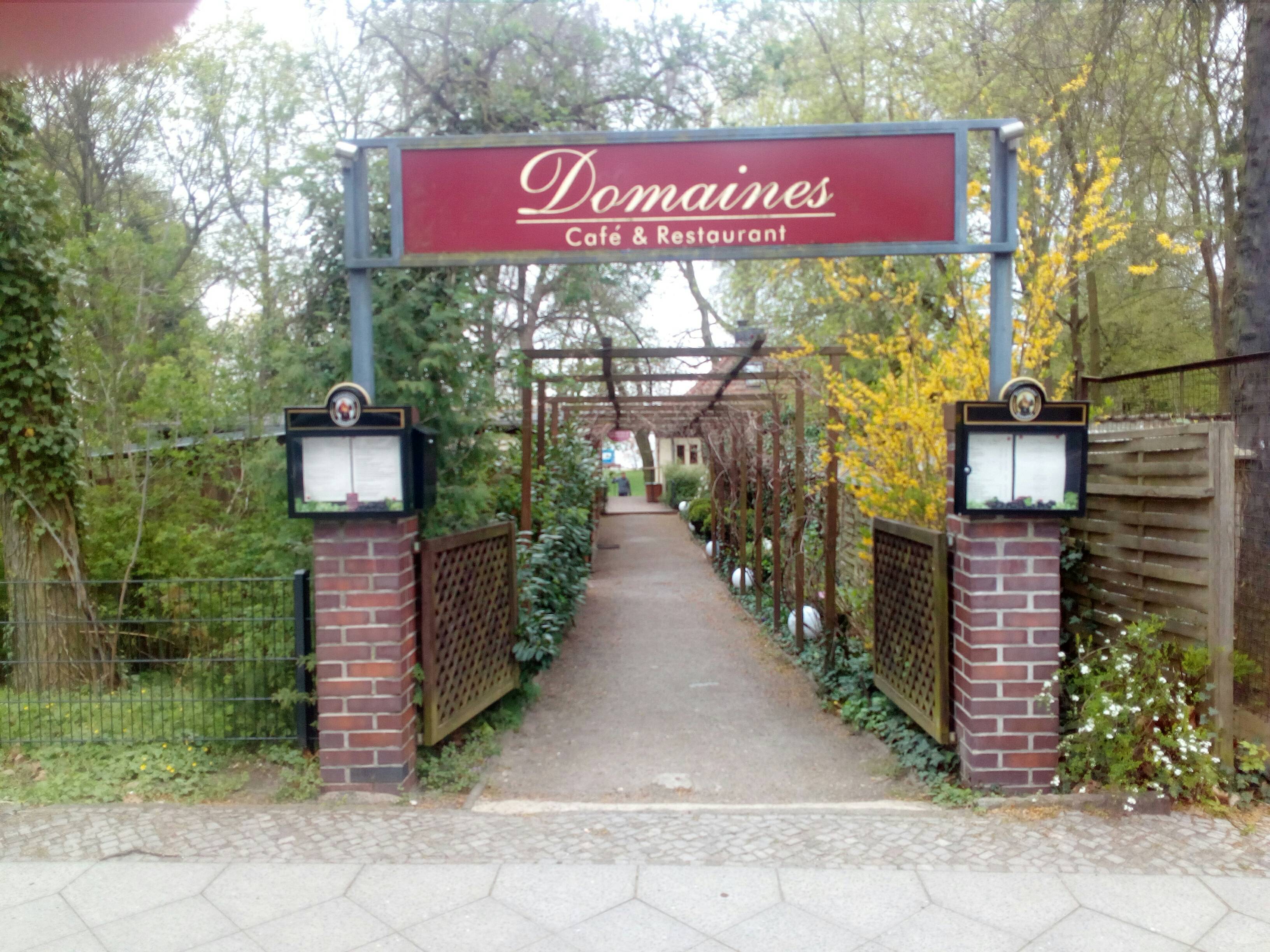 Zugang Nawrocki-Stra&szlig;e zum Restaurant DOMAINES in Berlin-Friedrichshagen