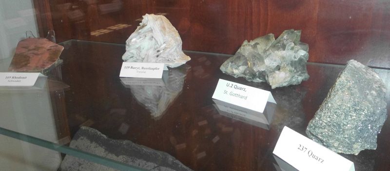 Mineraliensammlung - Rhodonit, Baryt, Quarze (v. li)