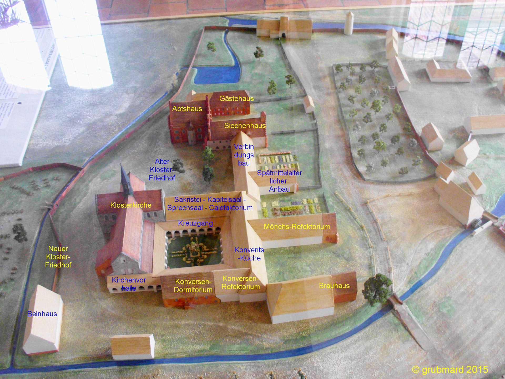 Beschriftetes Modell des Klosters. Die rotgedeckten Geb&auml;ude existieren noch, die anderen Geb&auml;ude wurden abgetragen. Modell steht im Klostermuseum