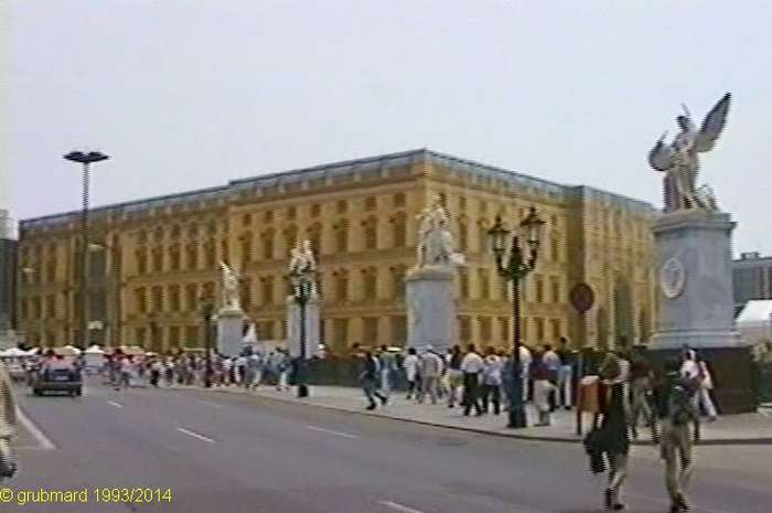 Berliner Stadtschloss - Schlossattrappe vorm Palast der Republik von der Schlossbr&uuml;cke aus, West- und Nordfassade - 1993 (Video-8-Kopie)