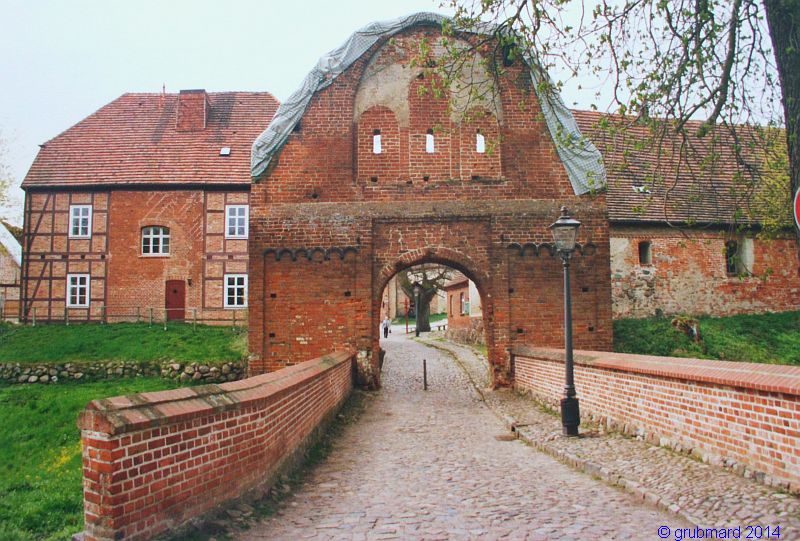 Die Burg Stargard - Gefangenenhaus, Unteres Tor, Marstall (vlnr)